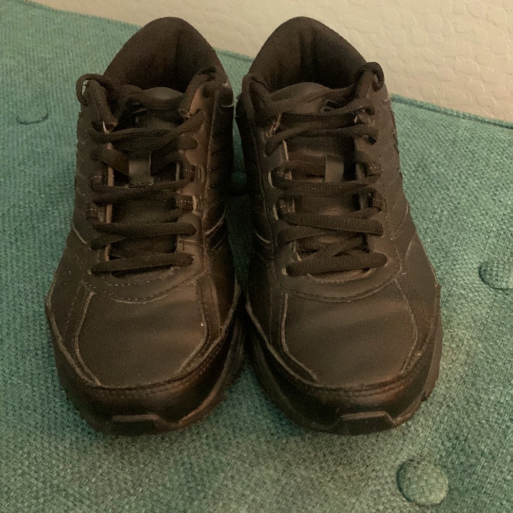 Fila all black tennis shoes
